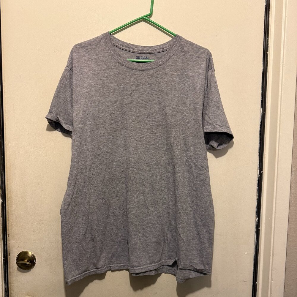 2 Gildan Gray Cotton Short Sleeve XL Shirts (161)